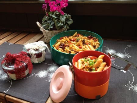 Modespitze-Plauen-Tischsets-Platzsets-gestickt-Nudelsalat-Pasta- Chili-Melamin-Transportdose