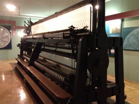 Spitzenmuseum Plauen - historische Stickmaschine im Plauener Museum für Spitze