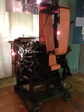Historische Technik der Stickerei im Spitzenmuseum in Plauen | Lochkarten-Automat System Zahn zu sehen im Plauener Spitzenmuseum