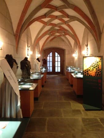 Ausstellung zum Thema Mode im Plauener Spitzenmuseum - hier: die Kleider der Spitzenprinzessin