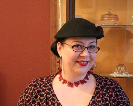 Ein Outfit mit Hut und Accessoires aus Plauener Spitze