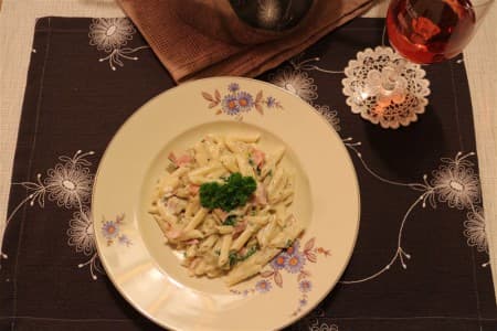 One Pot Pasta - Tischdekoration: Bestickte Platzsets und Glasuntersetzer aus Spitze