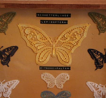Schmetterlinge aus Spitze im Schaukasten - DIY für eine schnelle Frühlingsdeko