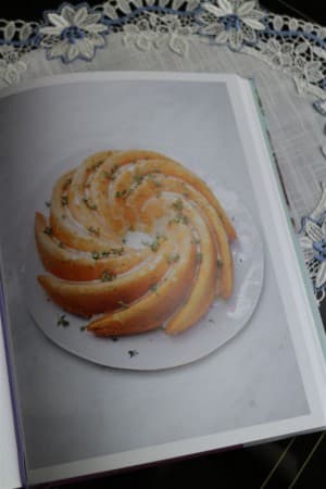 Thymian-Zitronen-Kuchen nach einem Rezept von Nigella Lawson (Spitzendecke Design Paris)
