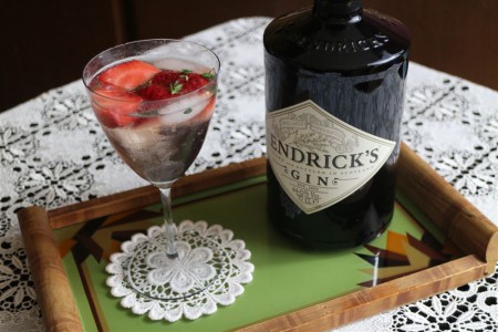 Sommercocktails mit Gin - Rezept für Gin Tonic mit Erdbeeren und Thymian
