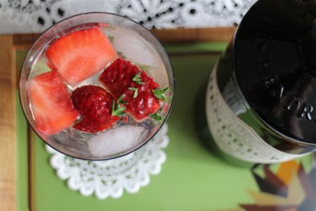 Rezept für Cocktail mit Gin - Erdbeer-Thymian-Gin-Tonic