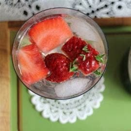 Die besten Sommer-Cocktails: Rezept für Cocktail mit Gin - Erdbeer-Thymian-Gin-Tonic