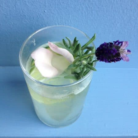 Rezept für Cocktail mit Gin - Lavendel Gin Fizz