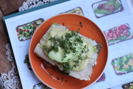 Avocado auf Brot mit Forellenfilets - Rezept von Jamie Oliver