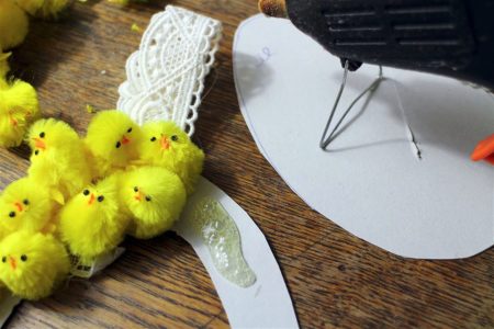 DIY - Osterkranz aus kleinen Küken und Spitzenborte ganz fix selbst gemacht