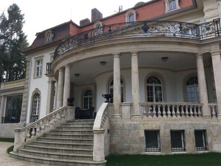 Der Blick auf den parkseitigen Teil der Villa Altenburg in Pßneck