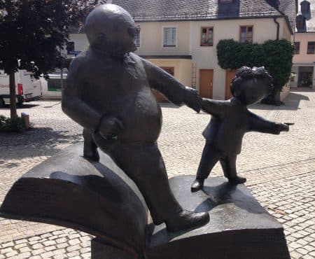 Die Vater und Sohn Figuren vor dem Erich-Ohser-Haus in Plauen