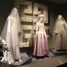 Die Spitze der Eleganz – Hubert de Givenchy in Calais - Hochzeitskleider