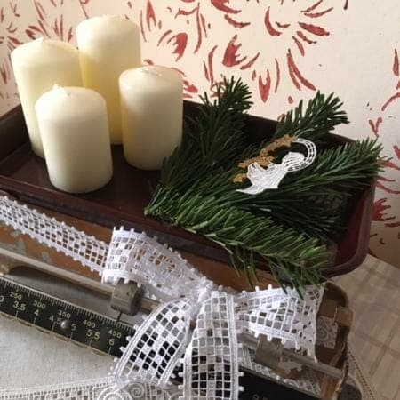 Adventsgesteck im Vintagestil mit Spitze und einer alten Küchenwaage