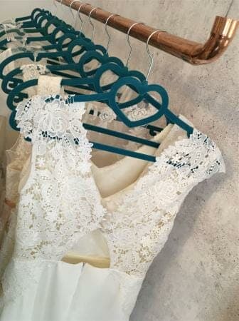 Vintagecharme trifft auf moderne leichte Schnitte bei den Hochzeitskleidern von Schleifenfänger aus Leipzig