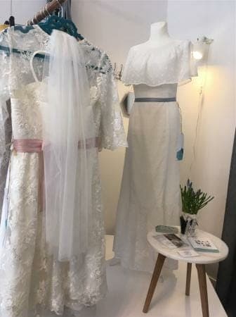 Carmen-Ausschnitt bei Kleid Lavinia in der Kollektion auf einen lässig-entspannten Palm-Springs-Stil mit Inspirationen aus den 60s und 70s