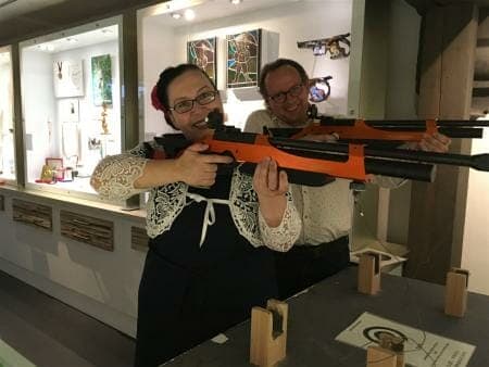 Ausstellung - Die Waffen der Frauen in Suhl im Waffenmuseum - schießen an Biathlon - Laser - waffen