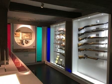 Sonderausstellung Waffen der Frauen im Waffenmuseum Suhl