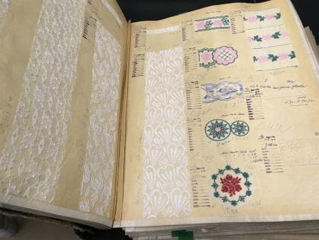 Blick in ein altes Musterbuch mit Plauener Spitze