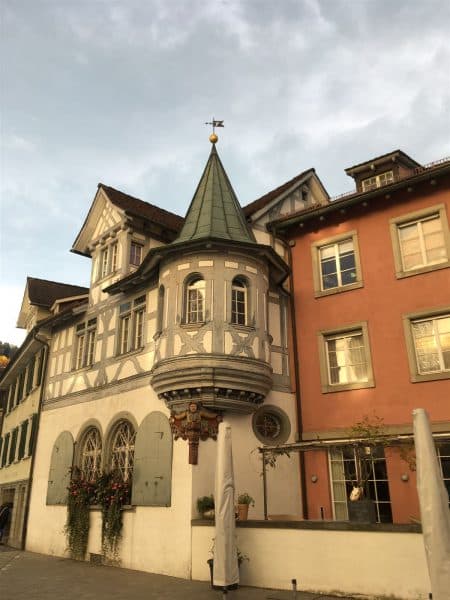 Die zahlreichen historischen Gebäude im Zentrum der Textilstadt St. Gallen haben fast alle einen textilen Bezug.